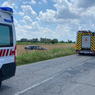 Gambarana: escono di strada con l'auto sulla provinciale 4, illese due persone