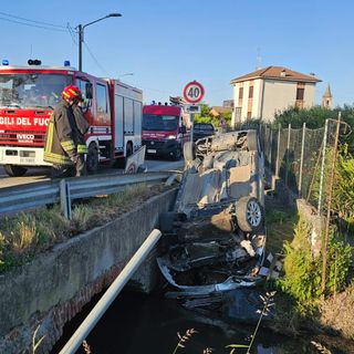 Pieve del Cairo: si ribalta con l'auto sulla provinciale, 46enne trasportato con l'elicottero in ospedale