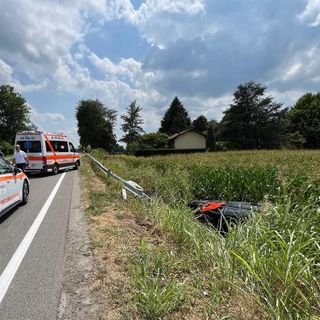 Mede: esce di strada con l'auto sulla provinciale e si ribalta nel campo, soccorso un 80enne