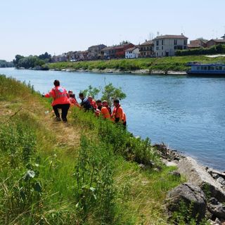 Pavia: ragazza 19enne finisce nel Ticino, salvata dai Vigili del fuoco