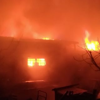 Cava Manara: capannone di un officina divorato dalle fiamme, Vigili del fuoco impegnati per 4 ore