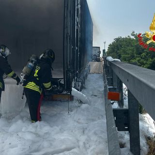 Camion in fiamme sull'autostrada Milano-Genova, intervengono i Vigili del fuoco