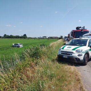 Vigevano: esce di strada con l'auto sulla provinciale 206, donna 77enne trasportata in ospedale con l'elicottero. Strada bloccata