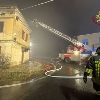 Oltrepò: incendio divora un'abitazione, squadre di Vigili del fuoco al lavoro per oltre 10 ore