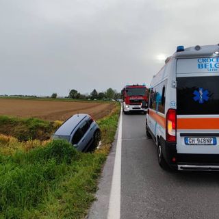 Albuzzano: auto fuori strada sulla provinciale 35, soccorsi due giovani