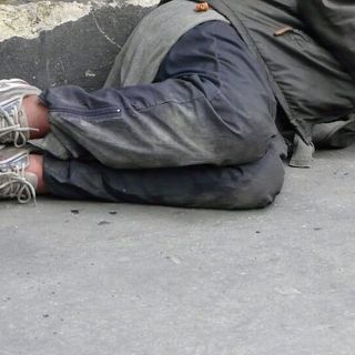 Novara, senzatetto aggredito a martellate: arrestato un uomo per tentato omicidio