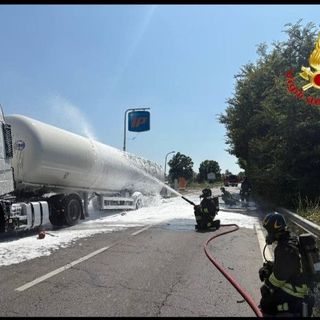 Copiano: cisterna carica di GPL in fiamme, chiusa la statale 235