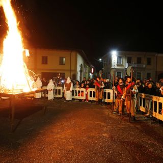 Brucia la Bella Pierina al Carnevale di Candia. Le immagini