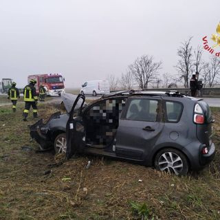 Albonese: esce di strada con l'auto in via Grocco, ferita una 75enne