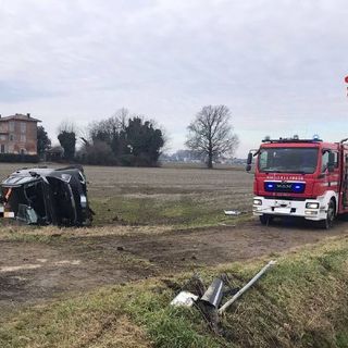 Travacò Siccomario: esce di strada con l'auto e finisce in un campo, 64enne trasportato al San Matteo
