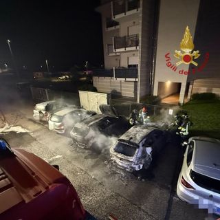 Casorate Primo: due auto in fiamme nella notte, sul posto vigili del fuoco e carabinieri