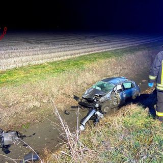 Frascarolo: finiscono nel fosso con l'auto, soccorsi due giovani