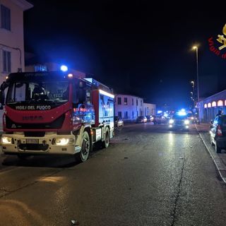Pavia: scontro tra auto in viale Partigiani, soccorse 5 persone