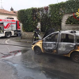 Sant'Alessio con Vialone: auto divorata dalle fiamme, danni ingenti ma nessun ferito