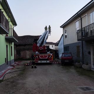 Trivolzio: incendio in un porticato, intervengono i Vigili del fuoco