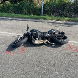 Vigevano: scontro auto-moto in corso De Gasperi, ferito un 30enne