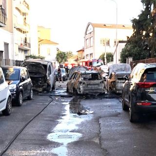 Vigevano: incendio in via Quarto, coinvolti alcuni veicoli