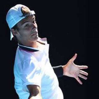 Musetti s'allena per Wimbledon nel campo da calcio