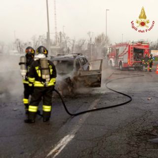 Siziano: auto distrutta dalle fiamme, intervento dei Vigili del fuoco