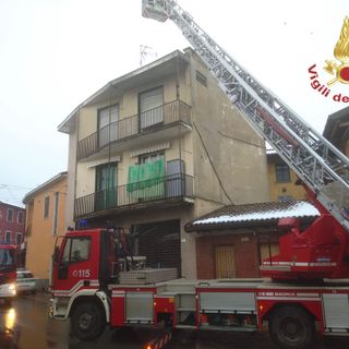 Gambolò: intervento dei Vigili del Fuoco per rimuovere le parti di un edificio pericolante