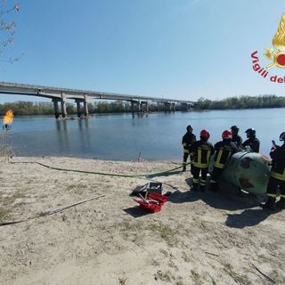 Broni: i Vigili del fuoco bonificano un serbatoio di GPL sull'argine del Po