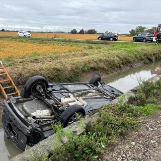 Valeggio: esce di strada con l'auto sulla provinciale e si ribalta in un fosso, 24enne trasportato in ospedale