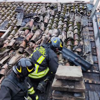 Certosa di Pavia: incendio su un tetto, i Vigili del fuoco limitano i danni