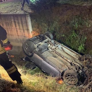 Pavia: auto si ribalta in un fosso senza acqua, soccorse due donne