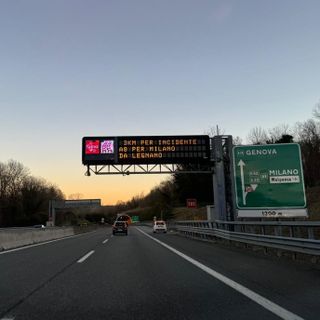 Ennesimo incidente sull'Autolaghi: chiuso il bivio per la A9 per lo scontro tra più veicoli. Tre chilometri di coda da Legnano verso Milano