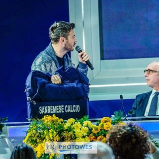 Alessandro Cattelan lancia il DopoFestival con la sacca della Sanremese: “Sono arrivato dall’allenamento”