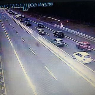 Grave incidente sull'autostrada, auto si ribalta a Vergiate. In volo anche l'elisoccorso, traffico in tilt