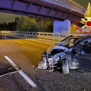 Autostrada A9: auto prende fuoco dopo l'incidente. Illesi i passeggeri