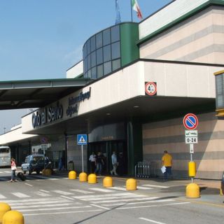 Muore risucchiato dal motore di un aereo in partenza all'aeroporto di Orio, voli dirottati su Malpensa