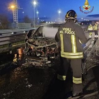 Furgone in fiamme: a bordo una bombola di gpl