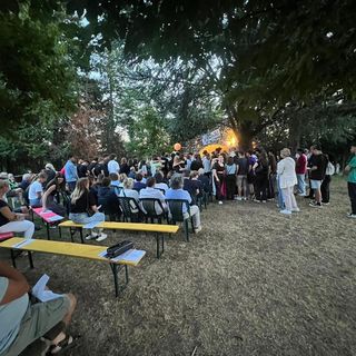 CHRI E CHIARA NEI NOSTRI CUORI - «Avete tra le mani un foglio bianco per scrivere un ricordo, depositarlo vicino all'altare e consegnarlo a loro per sempre»
