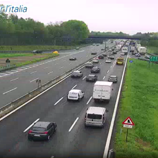 La coda allo svincolo di Busto della A8 (immagini della webcam di Autostrade)