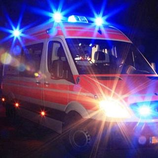 Auto con a bordo cinque ragazzi finisce fuori strada a Gallarate: un ferito grave