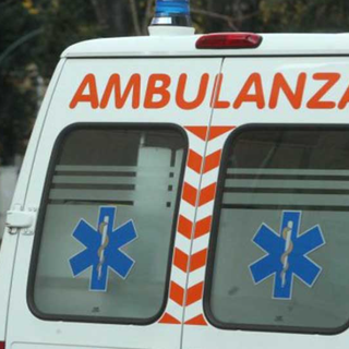 Vigevano: ciclista urtato da un'auto nella rotonda di corso Milano, trasportato in codice verde al civile