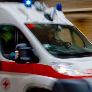 Mortara: cadono dalla moto in strada per Pavia, soccorsi 2 ragazzi
