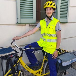 Giornata mondiale della bicicletta, consegne di lettere e pacchi in bici a Pavia