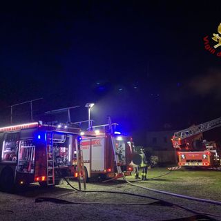 Gropello: tetto divorato dall'incendio, i Vigili del fuoco domano le fiamme dopo diverse ore