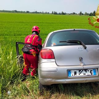 Pavia: finisce nel fosso con l'auto, intervengono i Vigili del fuoco