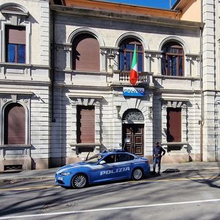 Viola il divieto di avvicinamento e chiede alla moglie un rapporto sessuale e al suo rifiuto l'aggredisce: pregiudicato 45enne arrestato dai carabinieri di Busto