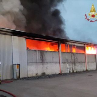Casei Gerola: incendio capannone di rifiuti, i sindacati dei Vigili del fuoco di Pavia chiedono maggiori strumenti per intervenire sul territorio