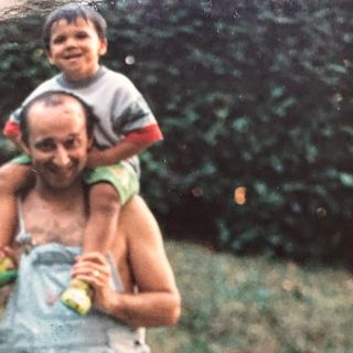 La foto pubblicata su Facebook da Gianluca Arena che lo ritrae bambino sulle spalle di papà Bruno