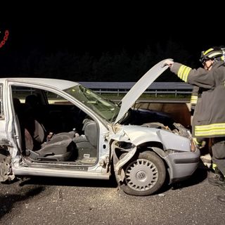 Schianto sull'autostrada tra Busto e Gallarate, un ferito estratto dall'auto con l'ausilio delle pinze idrauliche