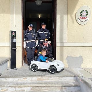 Trino: raccontano sui social la sparizione dell'auto elettrica del figlio, carabinieri e Polizia locale la recuperano