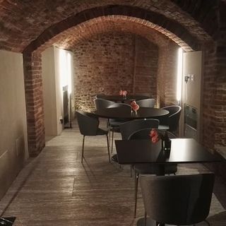 (nella foto una delle cantine interne nel seminterrato del Caffè Commercio)