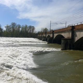 Boffalora: niente pic nic al Ticino per Pasquetta, molti gli escursionisti a immortalare il fiume in piena
