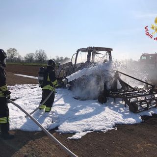 San Genesio: trattore divorato da un incendio a Cascina Comairano